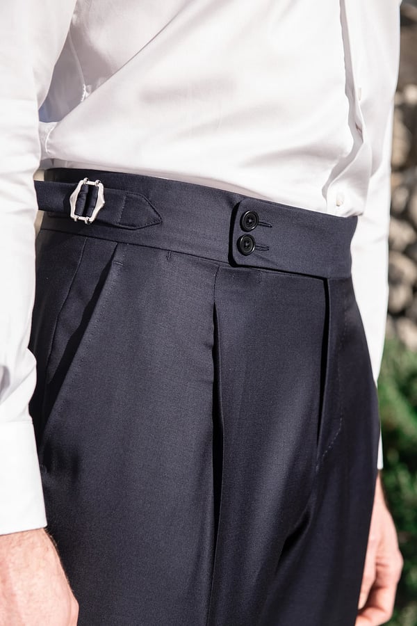 Pantalon décontracté de couleur unie.