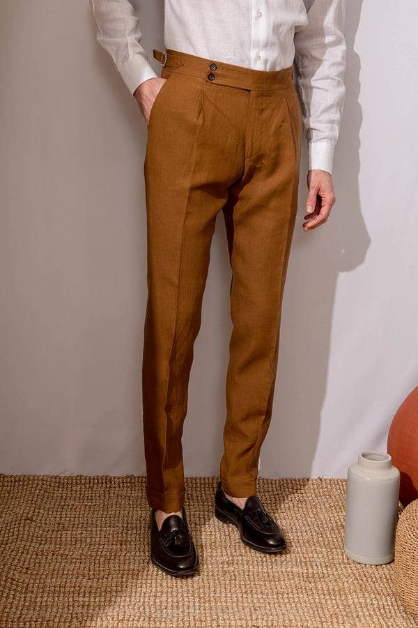 Pantalon décontracté de couleur unie.