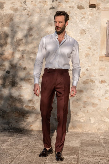 Pantalon décontracté de couleur unie.