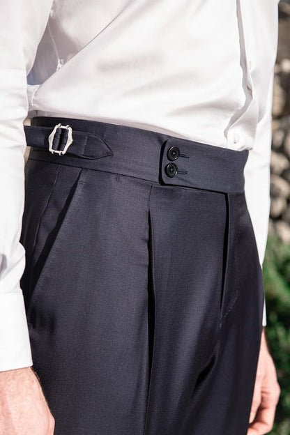 Pantalon décontracté de couleur unie.